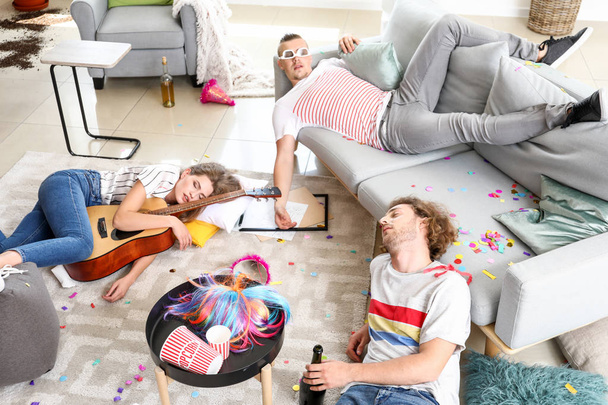 Jovens dormindo depois da festa em casa
 - Foto, Imagem