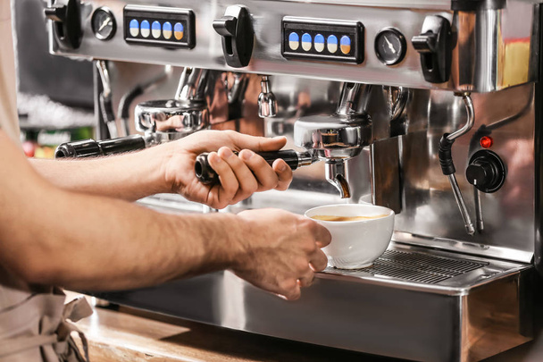 Barista preparando café aromático fresco en la cafetería
 - Foto, imagen