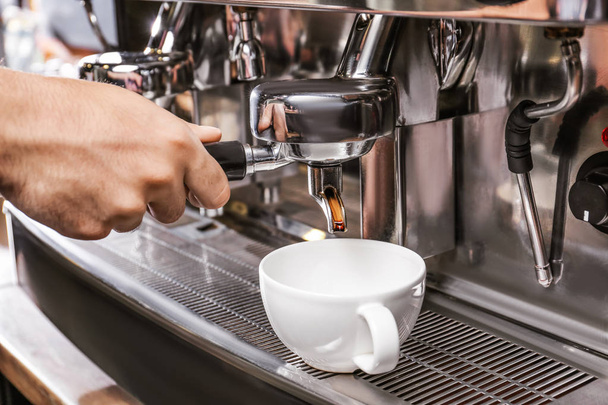 Barista připravuje čerstvou aromatickou kávu v kavárně, detailní záběr - Fotografie, Obrázek