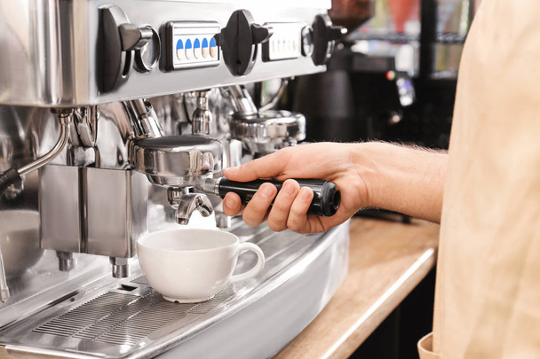 Barista preparando café aromático fresco en la cafetería
 - Foto, Imagen