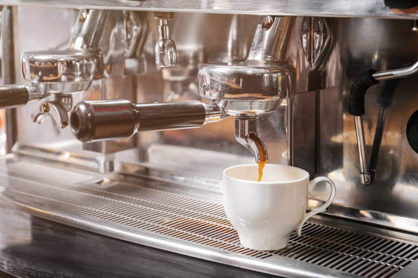 Moderni kahvinkeitin keittää kahvia
 - Valokuva, kuva