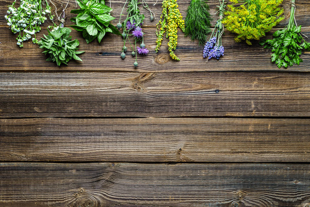 Herbes assorties du jardin sur une table en bois. Herbe fraîche sur bois
. - Photo, image