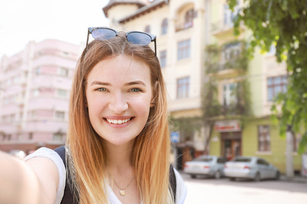 Nainen turisti ottaa selfie vanhassa kaupungissa - Valokuva, kuva