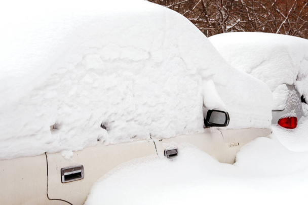 carros antigos cobertos de neve após uma tempestade de neve
 - Foto, Imagem