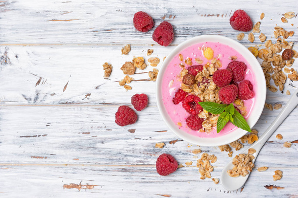 Healthy breakfast - homemade yogurt with oatmeal and fresh berries - Foto, Imagen