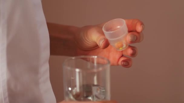 Nurse gives water and pills - Filmmaterial, Video