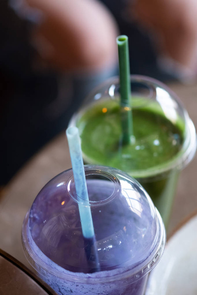 Zöld és lila méregtelenítő smoothie csésze. Fitnesz és egészséges életmód koncepció.  - Fotó, kép
