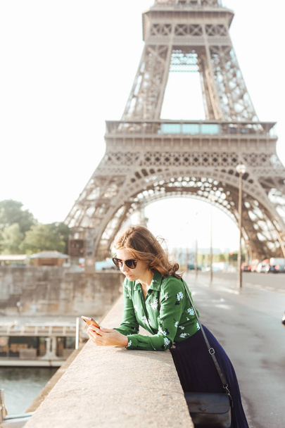 french manicure woman smartphone eiffel tower reflection glasses - Foto, afbeelding