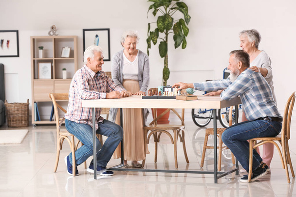 Senioren spielen Schach im Pflegeheim - Foto, Bild