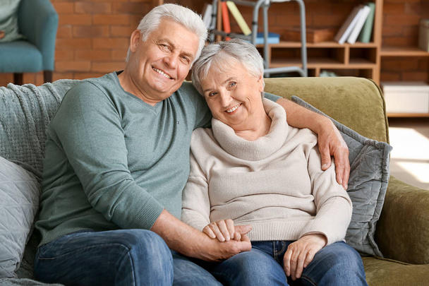 Porträt eines älteren Ehepaares im Pflegeheim - Foto, Bild