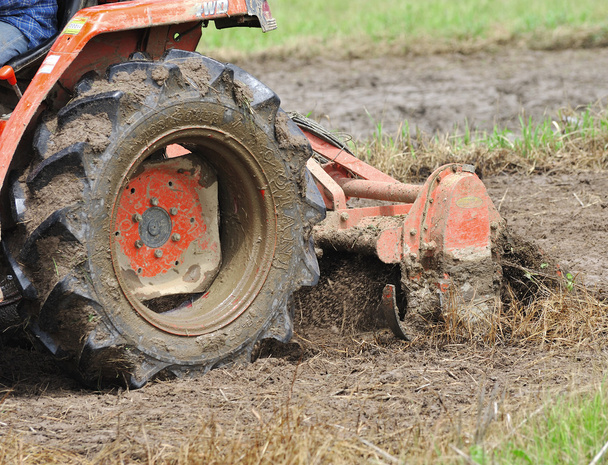 Traktor mit Grubber bereitet Feld für Aussaat vor. - Foto, Bild