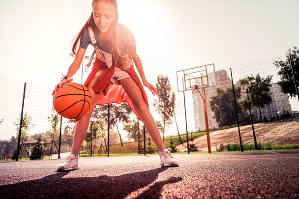 Skilled young basketball player showing her technique - Foto, Imagem