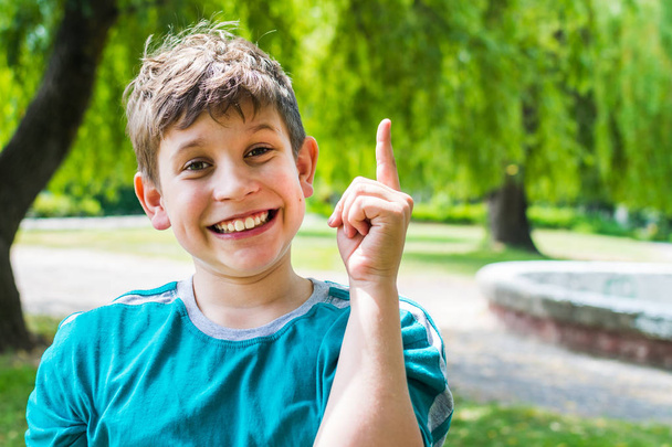 χαρούμενο έφηβο αγόρι σε εξωτερικούς χώρους το καλοκαίρι - Φωτογραφία, εικόνα