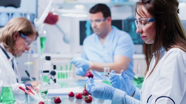 Δοκιμές ΓΤΟ στο σύγχρονο και υψηλής τεχνολογίας εργαστήριο βιοτεχνολογίας - Πλάνα, βίντεο