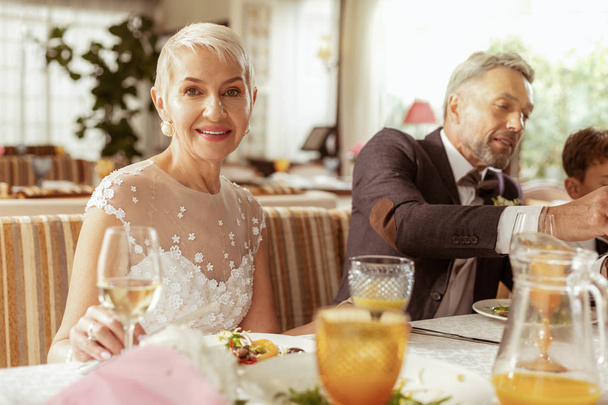У віці пара відчуває щасливе святкування весілля з сім'єю
 - Фото, зображення