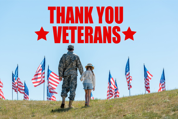 vista posterior del padre en uniforme militar cogido de la mano con la hija cerca de banderas americanas con ilustración de los veteranos de gracias
 - Foto, Imagen