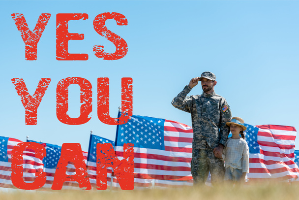 избирательный фокус отца в военной форме стоя с симпатичным ребенком возле американских флагов с да вы можете иллюстрировать
 - Фото, изображение