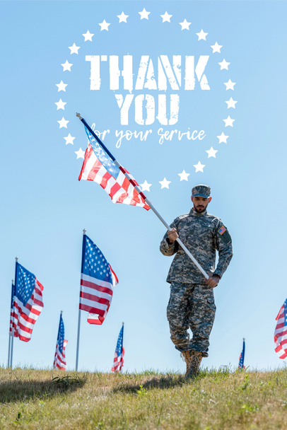 όμορφος στρατιώτης με στρατιωτική στολή και Cap κρατώντας αμερικανική σημαία με ευχαριστώ για την εικόνα της υπηρεσίας σας - Φωτογραφία, εικόνα