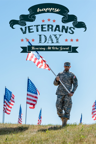 pohledného vojáka v vojenské uniformě a čepici, držící americkou vlajku s šťastným dnem veteránů, uctívání všech, kteří sloužili na ilustraci - Fotografie, Obrázek