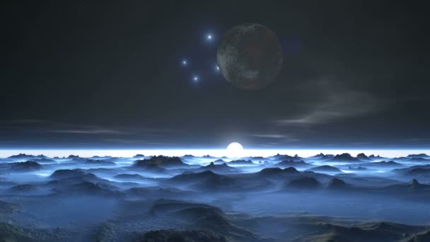Moon és a csillagok felett Alien Planet. A sötét csillagos ég, a bolygó lassan forog és megközelítések. Négy csillag ragyog fényesen. Lassan úszó ritka alacsony felhők. Ragyogó fehér nap meg egy ködös horizonton. Sötét hegyek között a kék köd. - Felvétel, videó