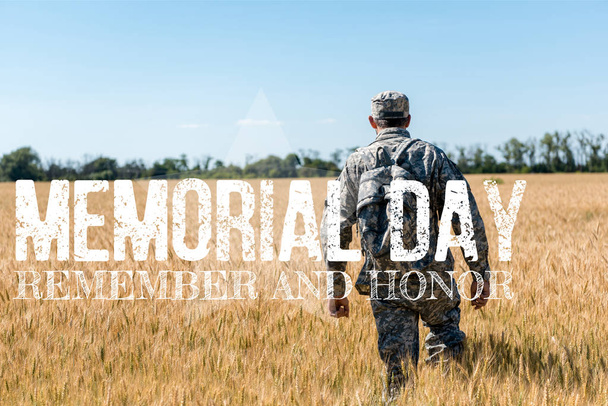 στρατιώτης με στρατιωτική στολή με σακίδιο να στέκεται στο χωράφι με χρυσό σιτάρι με ημέρα μνήμης, να θυμάστε και να τιμάτε την εικόνα - Φωτογραφία, εικόνα