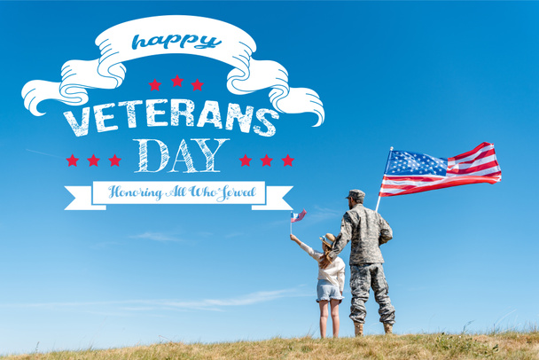 vista posteriore del bambino in cappello di paglia e padre militare con bandiere americane con felice giorno dei veterani, onorando tutti coloro che hanno servito illustrazione
 - Foto, immagini