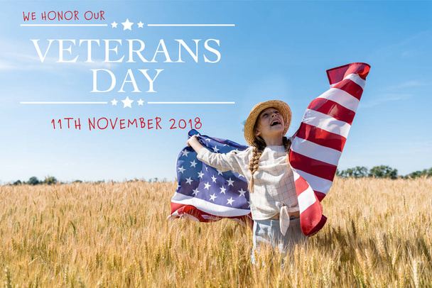criança alegre em chapéu de palha segurando bandeira americana no campo dourado com trigo com ilustração do dia dos veteranos
 - Foto, Imagem