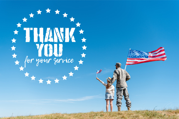 vissza véve a gyerek a szalma kalap és a katonai apja gazdaság amerikai zászlókat köszönöm a szolgáltatási illusztráció - Fotó, kép