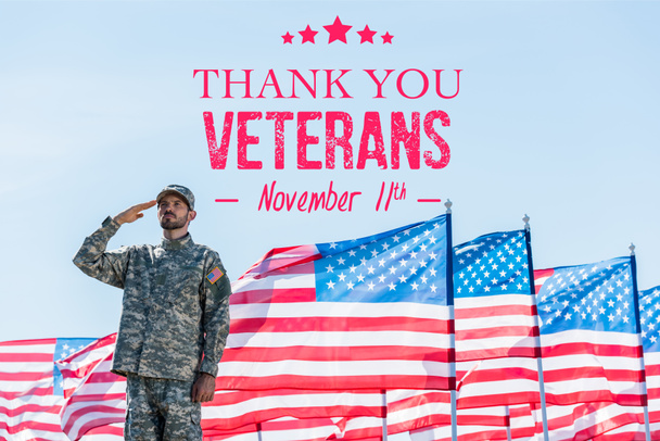 Patriotyczny żołnierz w mundurze wojskowym dając Salute w pobliżu amerykańskich flag z gwiazdami i paskami z Dziękuję weteranów ilustracji - Zdjęcie, obraz