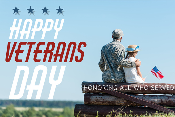 vista posterior de niño patriótico sosteniendo la bandera americana cerca del padre veterano mientras está sentado en la cerca con ilustración feliz día de los veteranos
 - Foto, Imagen