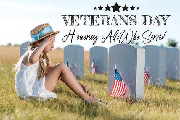 niño en sombrero de paja dando saludo mientras está sentado cerca de lápidas con banderas americanas con el día de los veteranos, honrando a todos los que sirvieron ilustración
 - Foto, Imagen