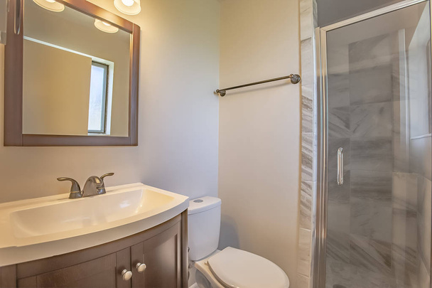 Salle de bain intérieure d'une maison avec lavabo et armoire contre le mur blanc
 - Photo, image