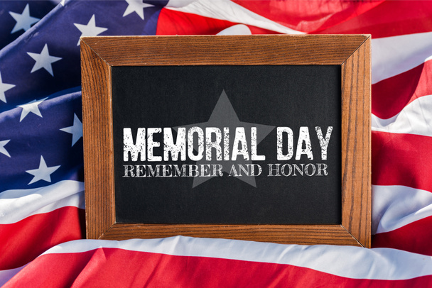 μαυροπίνακα με την ημέρα μνήμης, θυμηθείτε και να τιμήσει την εικόνα σε αμερικανική σημαία με αστέρια και ρίγες  - Φωτογραφία, εικόνα