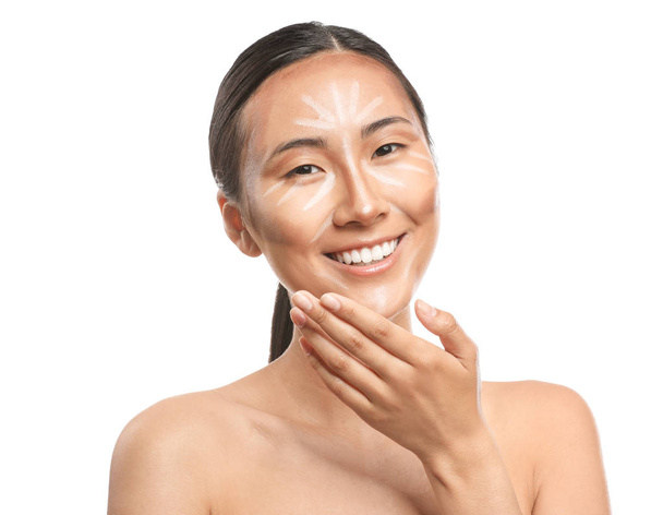 Mulher asiática com maquiagem contorno no fundo branco
 - Foto, Imagem