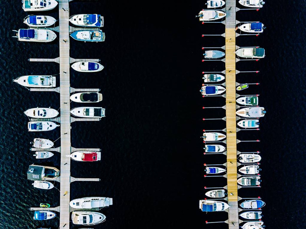 フィンランドのマリーナでボート、ヨット、ウォーターバイク、木製サウナの航空写真 - 写真・画像