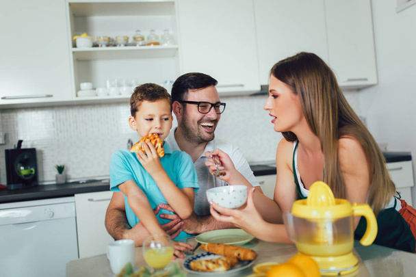 Familie frühstückt am Küchentisch - Foto, Bild