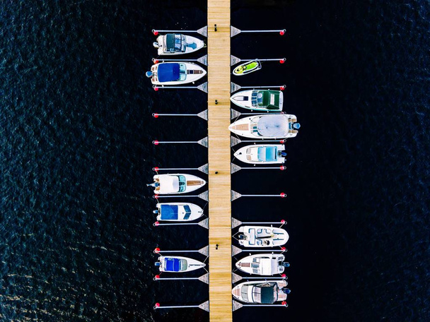 フィンランドのマリーナでボート、ヨット、ウォーターバイク、木製サウナの航空写真 - 写真・画像