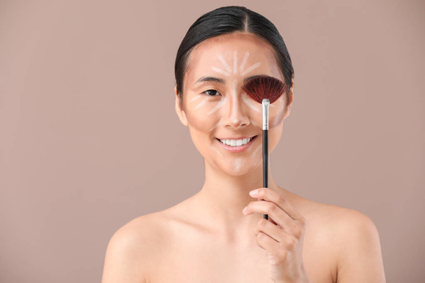 Aasialainen nainen ääriviivat meikki väri tausta - Valokuva, kuva