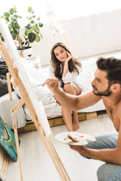 selective focus of sext man drawing while young girl looking at guy - Fotoğraf, Görsel