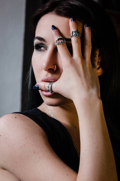 young woman with silver rings on hand - Foto, imagen
