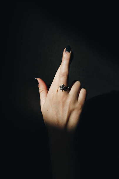 Κοντινό πλάνο γυναίκα χέρι με δαχτυλίδι σχήμα ασημένια φύλλα καστανιάς - Φωτογραφία, εικόνα