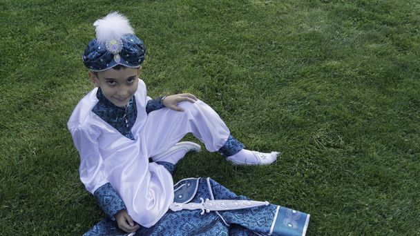 περιτομή αγόρι ντυμένος με παραδοσιακό ρουχισμό - Φωτογραφία, εικόνα