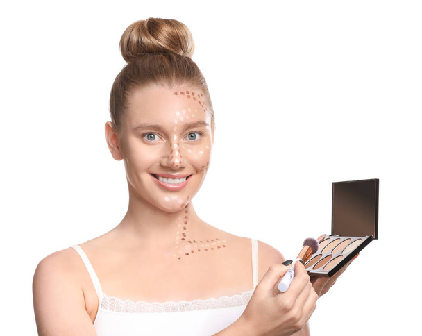 Νεαρή γυναίκα με καλλυντικά για το μακιγιάζ περίγραμμα σε λευκό φόντο - Φωτογραφία, εικόνα