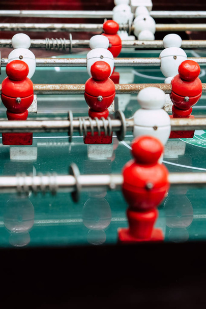 Table football game with red and white players - 写真・画像