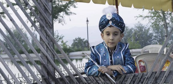 περιτομή αγόρι ντυμένος με παραδοσιακό ρουχισμό - Φωτογραφία, εικόνα