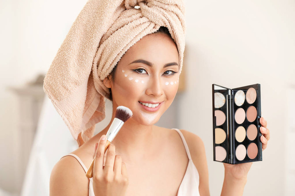 Aziatische vrouw het toepassen van contouring make-up thuis - Foto, afbeelding
