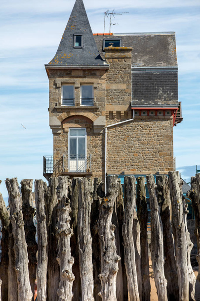 Большой волнорез, 3000 стволов для защиты города от приливов в Сен-Мало, Иль-э-Вилен, Бретань, Франция - Фото, изображение