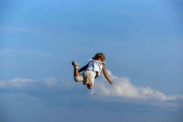 létající šťastné dítě jako anděl kudrnaté - Fotografie, Obrázek