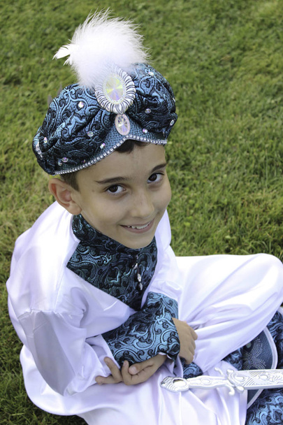 niño de la circuncisión vestido con ropa tradicional
 - Foto, Imagen
