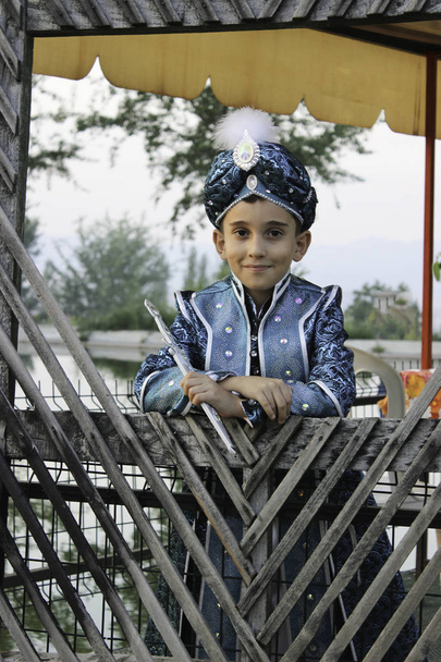 circoncisione ragazzo vestito con abiti tradizionali
 - Foto, immagini